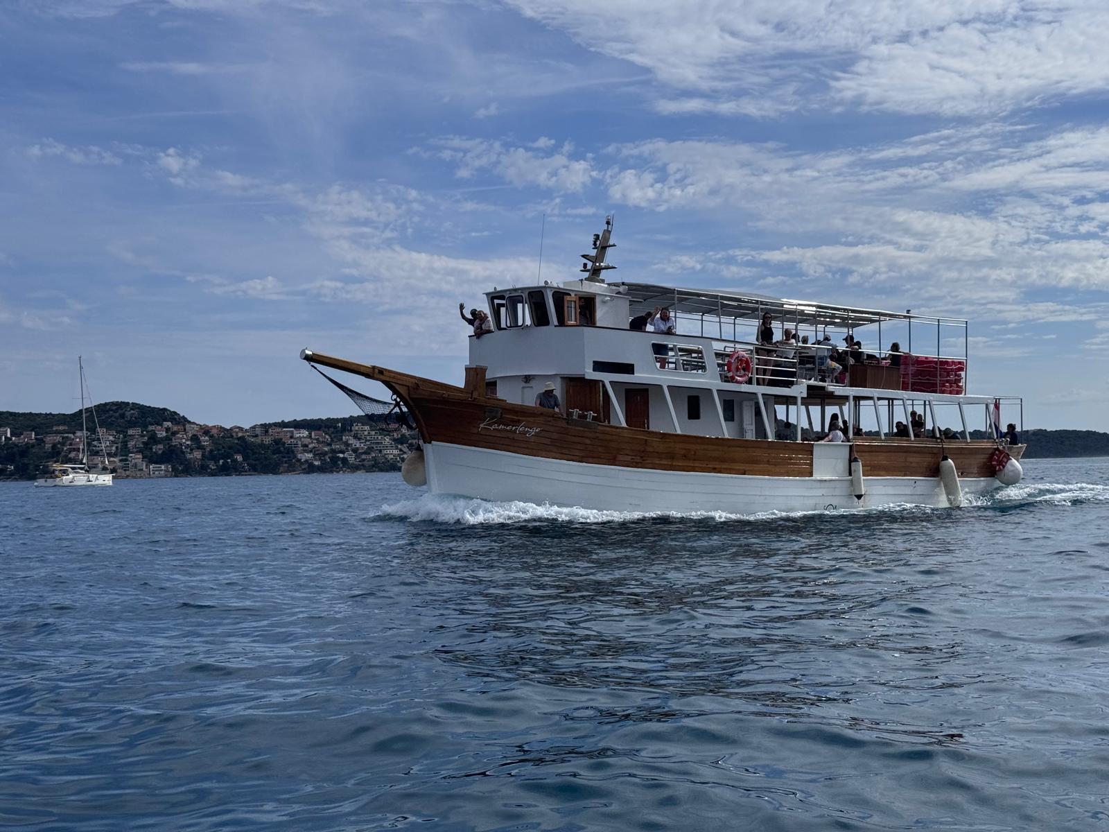Kamerlengo boat sailing the Adriatic with guests on deck